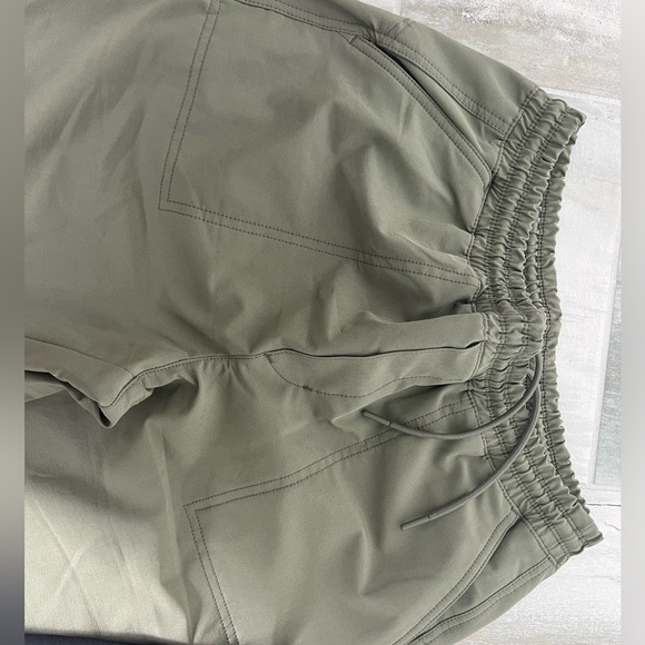 Women’s Old Navy high waisted water repellent jogger pants Petite Medium - Picture 4 of 7